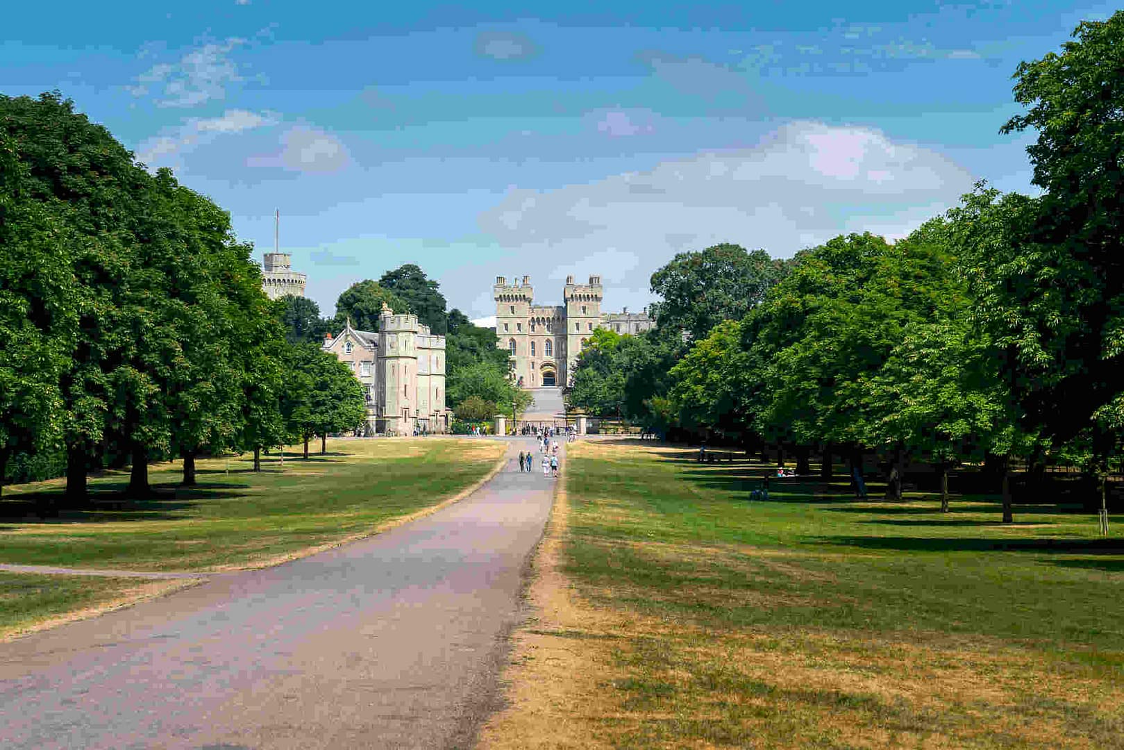 31250692_long-walk-in-windsor-castle-uk-london-in-summer